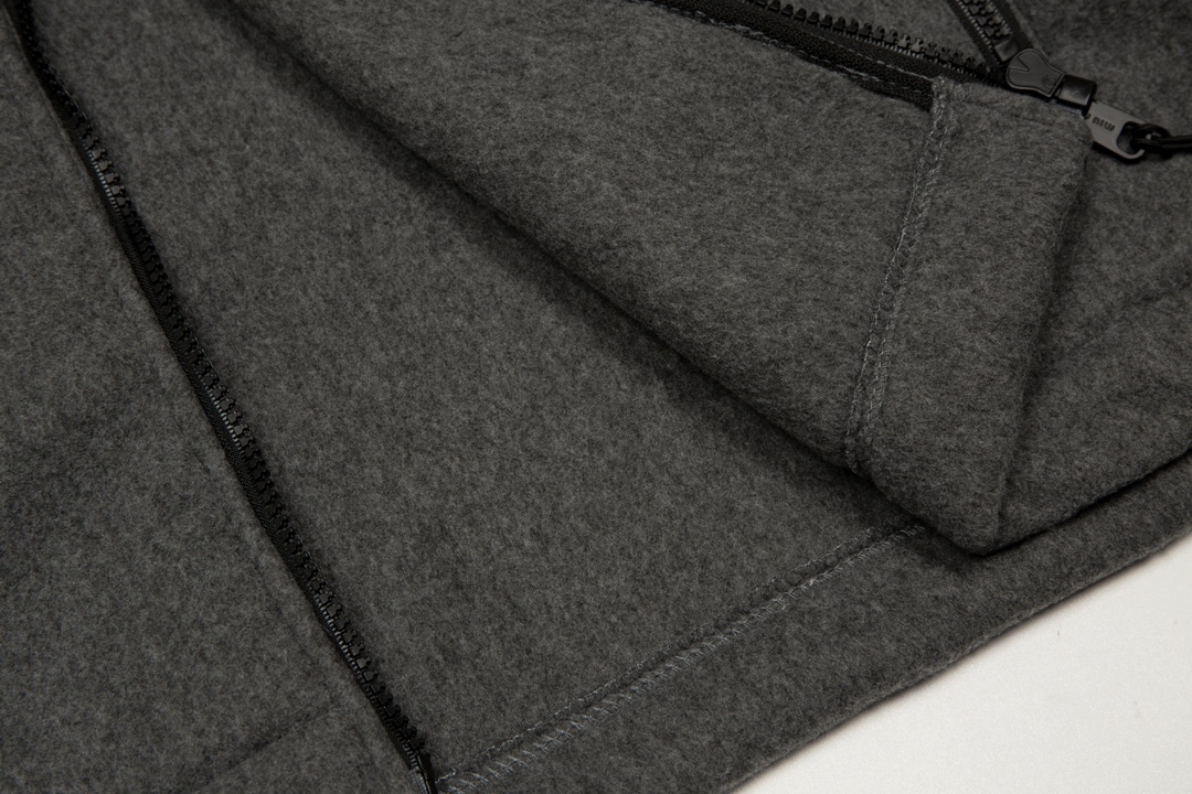 【Miumiu 公式旗艦店】 ミュウミュウ   ジャケット着  スウェット ご好評に付き再入荷！241122