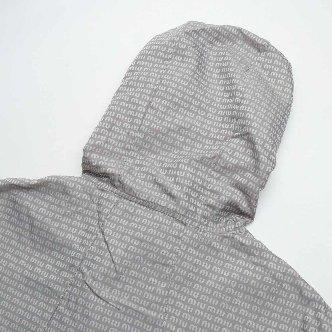 【Miumiu 公式旗艦店】 ミュウミュウ   ジャケット着  スウェット ご好評に付き再入荷！241122