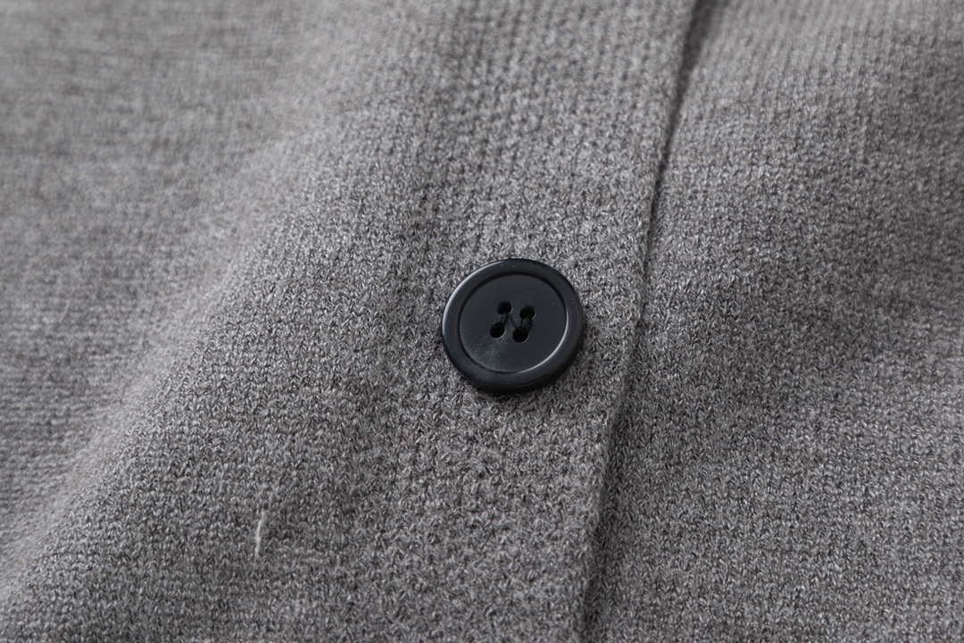 【Miumiu 公式旗艦店】ミュウミュウ  セーター好評に付き再入荷！ 241123