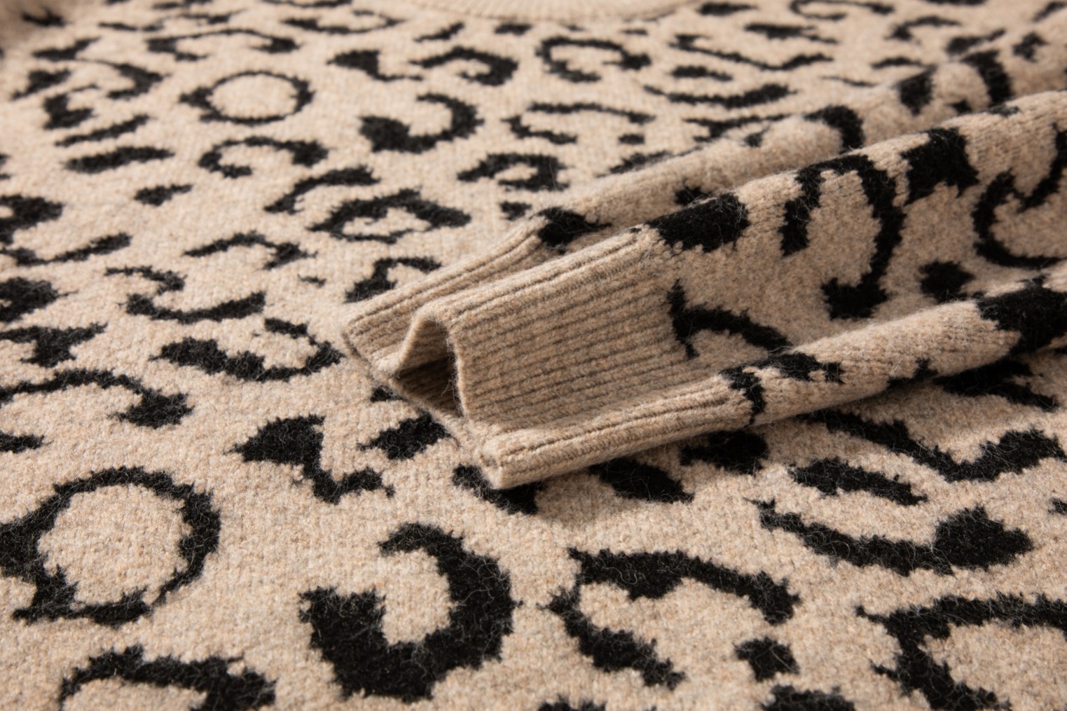 【Miumiu 公式旗艦店】ミュウミュウ  セーター好評に付き再入荷！ 241123