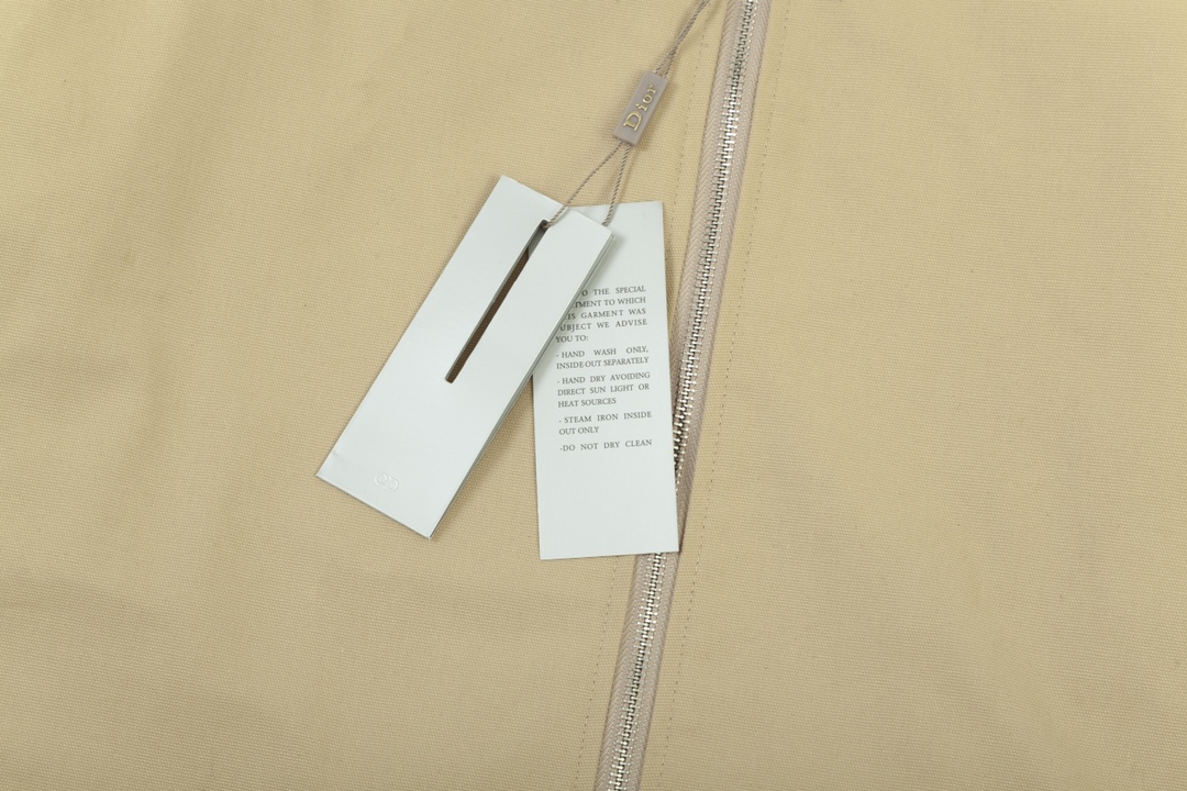 【DIOR  公式旗艦店】ディオール  ジャケット着 好評に付き再入荷！