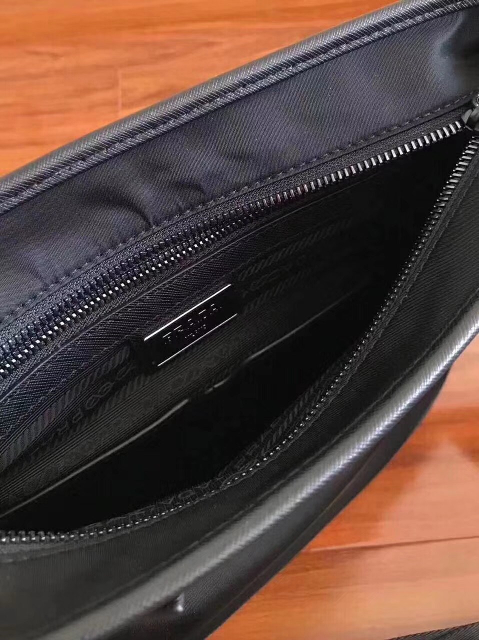 【PRADA  公式 旗艦店】プラダ  斜めがけバッグ 当日出荷 好評に付き再入荷！27*25.5*6CM