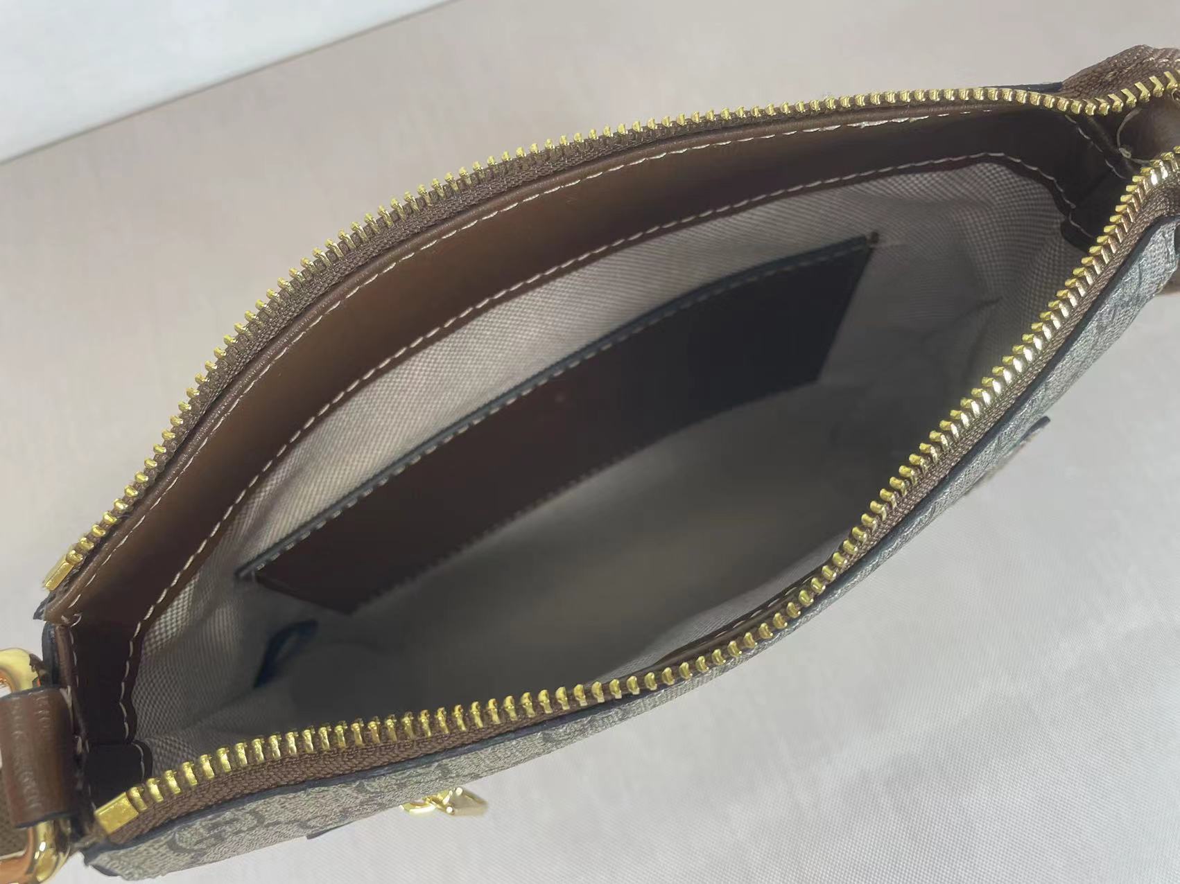 【GUCCI 公式旗艦店】 グッチ 斜めがけバッグ 当日出荷 好評に付き再入荷！21*23.5*4.5CM