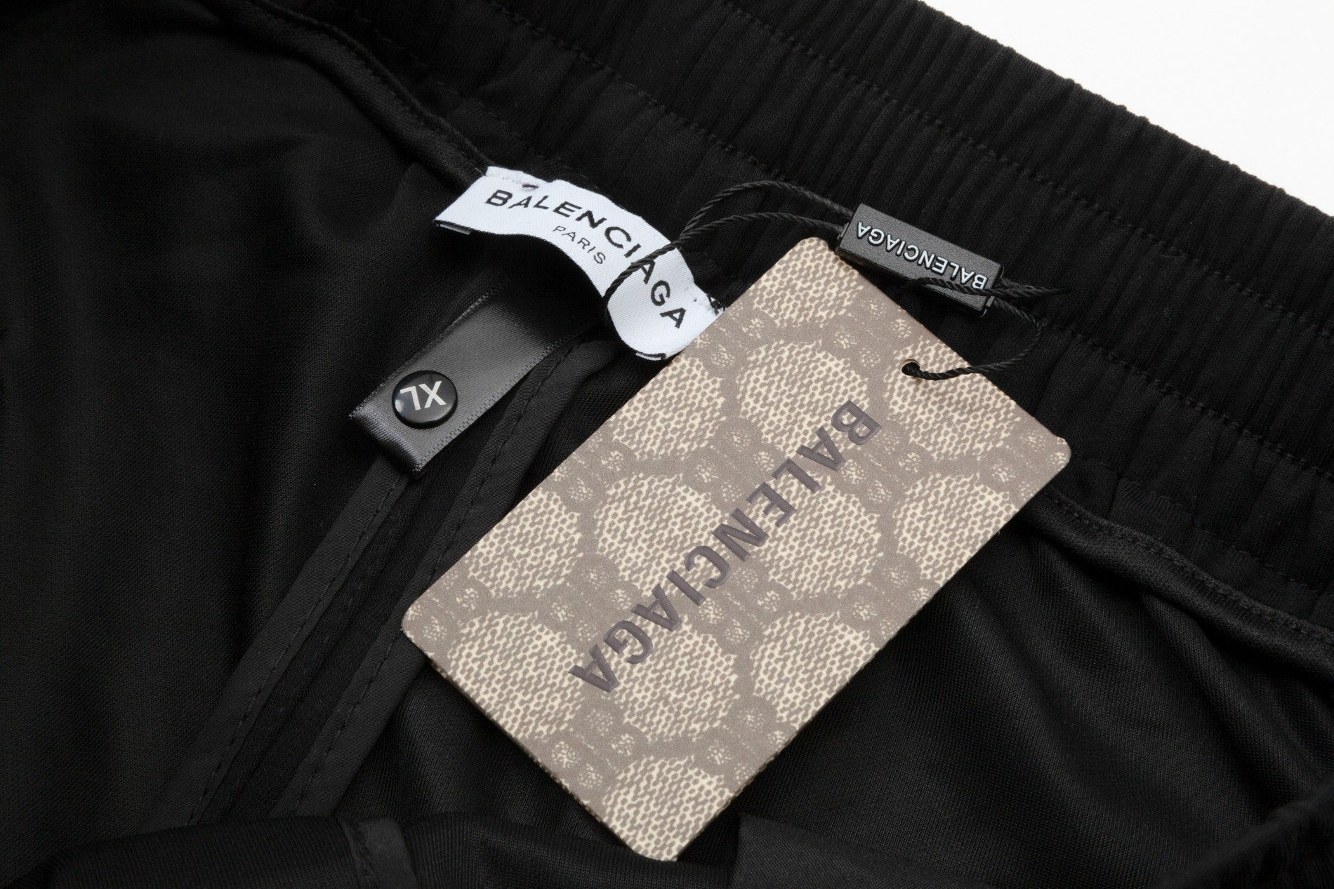 【BALENCIAGA 公式旗艦店】バレンシアガ  ショートパンツ  ご好評に付き再入荷！