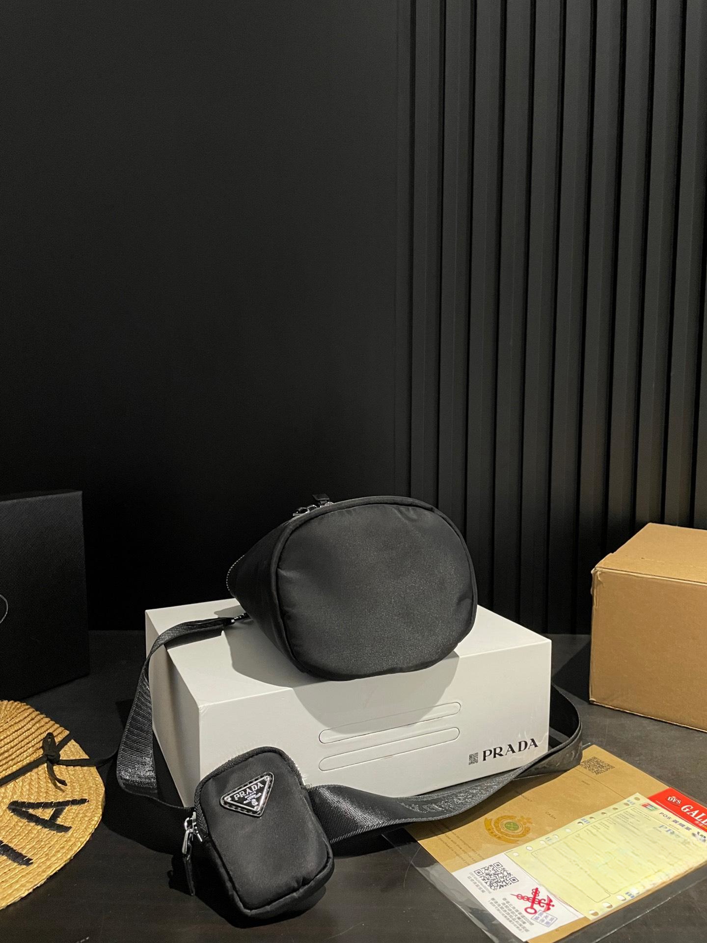 【PRADA  公式 旗艦店】プラダ  斜めがけバッグ 当日出荷 好評に付き再入荷！20*16CM  240719