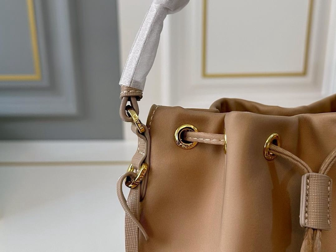 【PRADA  公式 旗艦店】プラダ  ハンドバッグ 当日出荷 好評に付き再入荷！16*19CM  240719