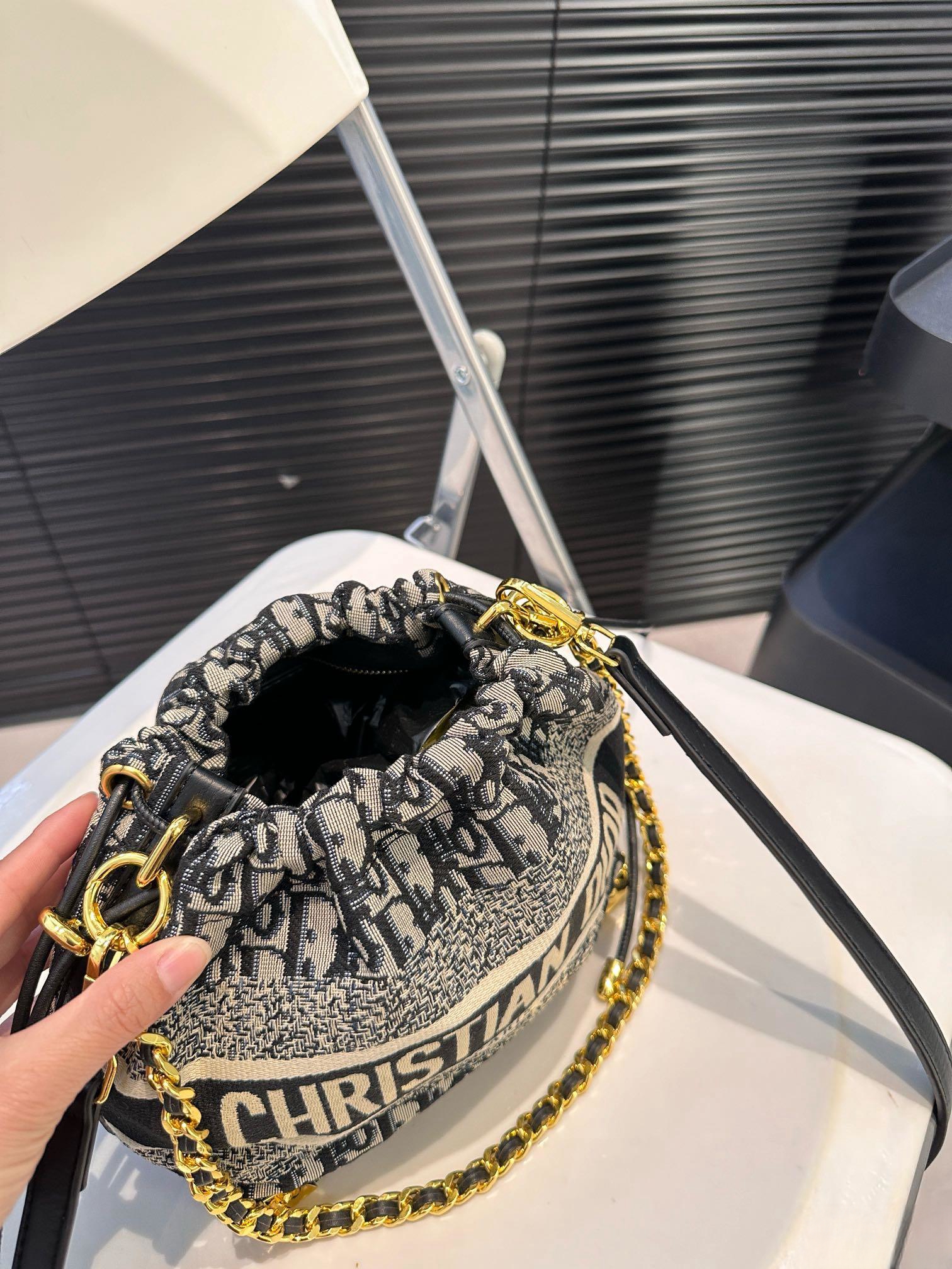 【DIOR公式旗艦店】ディオール  斜めがけバッグ 当日出荷 好評に付き再入荷！18*18.5CM 240720