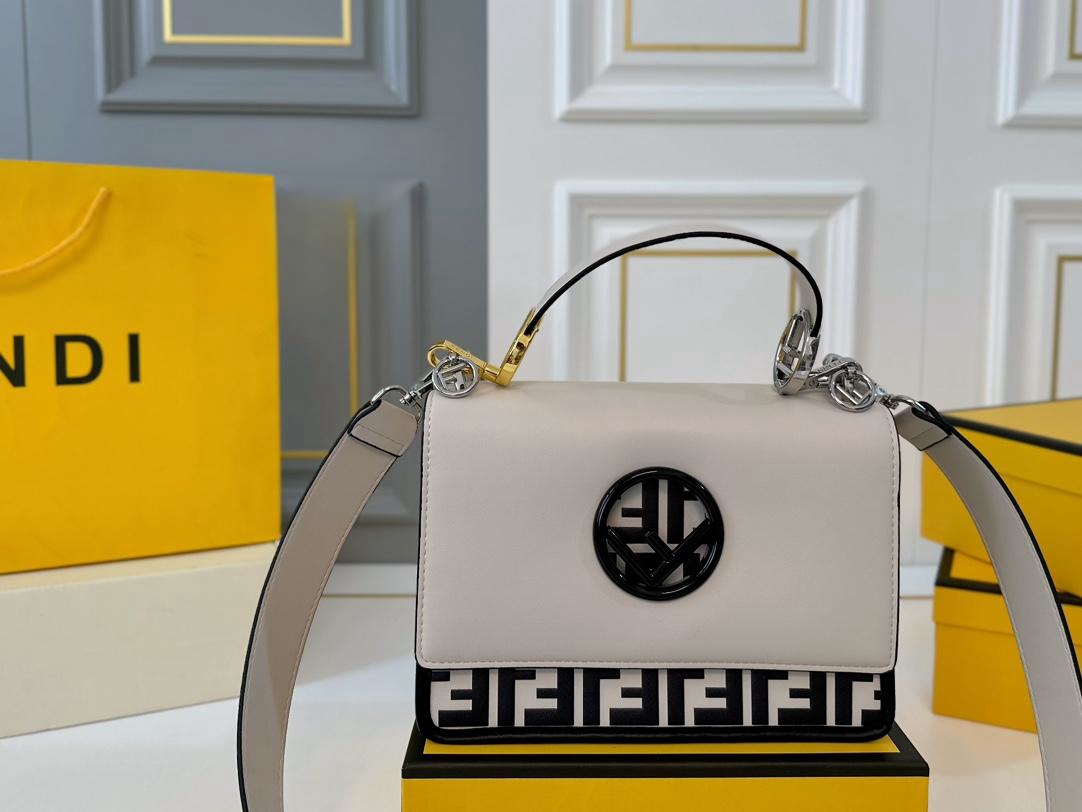 【FENDI  公式旗艦店】フェンディ 斜めがけバッグ  当日出荷 好評に付き再入荷！25*18CM  240720
