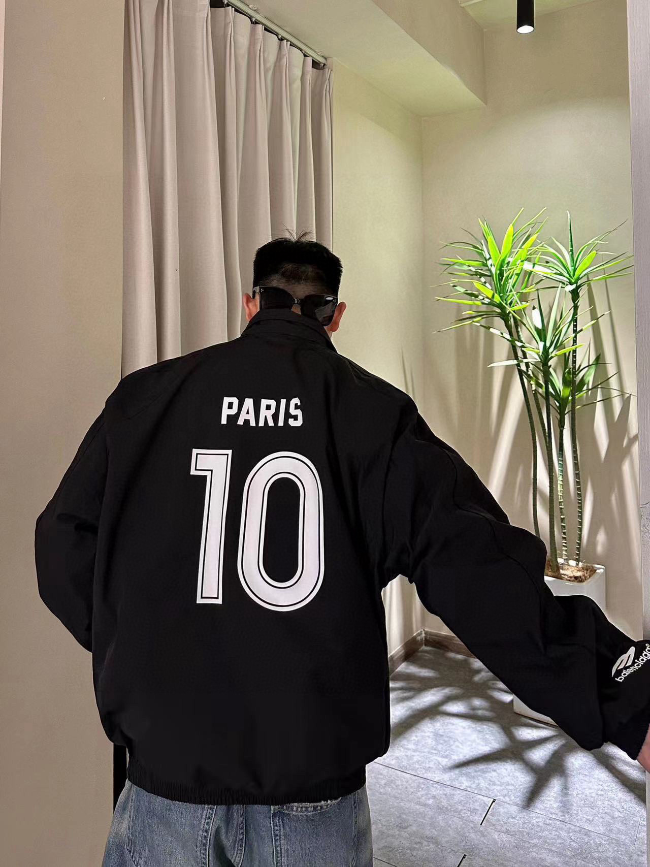 【BALENCIAGA 公式旗艦店】 バレンシアガ  ジャケット着 好評に付き再入荷 240827