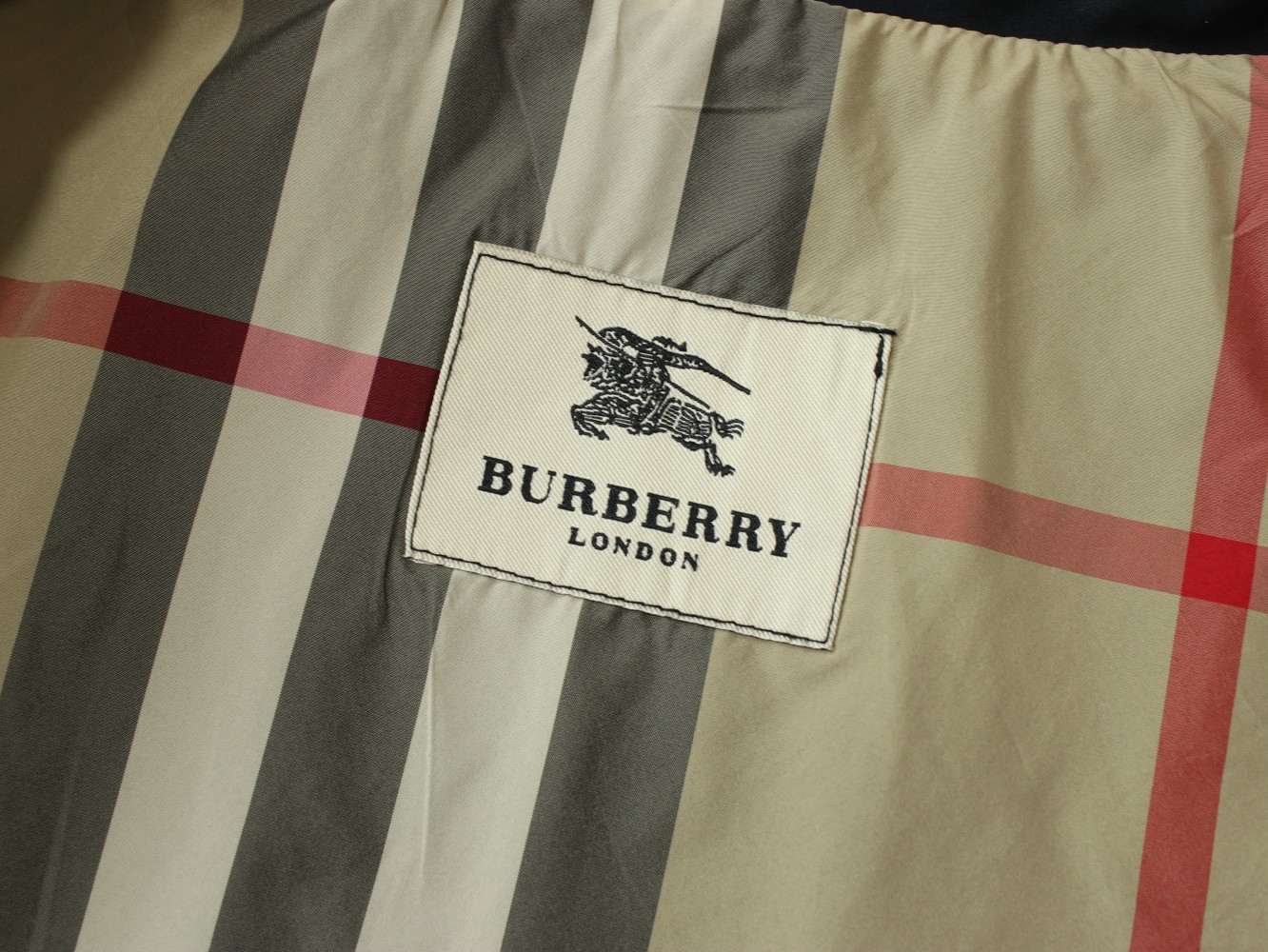 【BURBERRY  公式旗艦店】バーバリー  ジャケット着 好評に付き再入荷 240827
