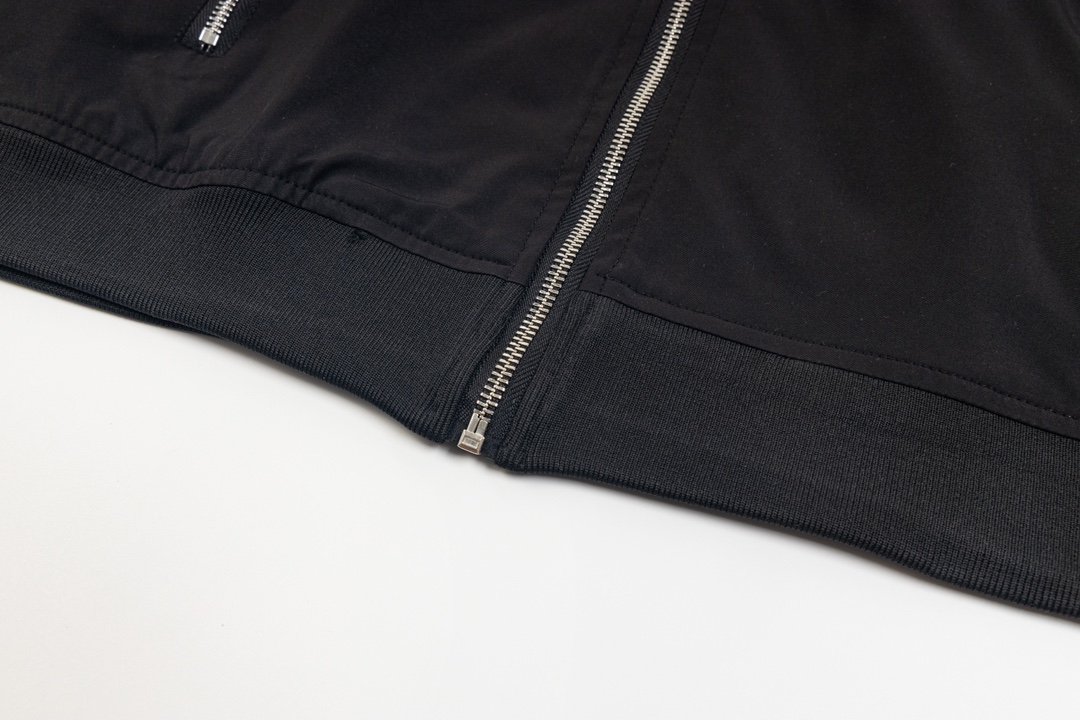 【PRADA  公式旗艦店】プラダ  ジャケット着 好評に付き再入荷 240827