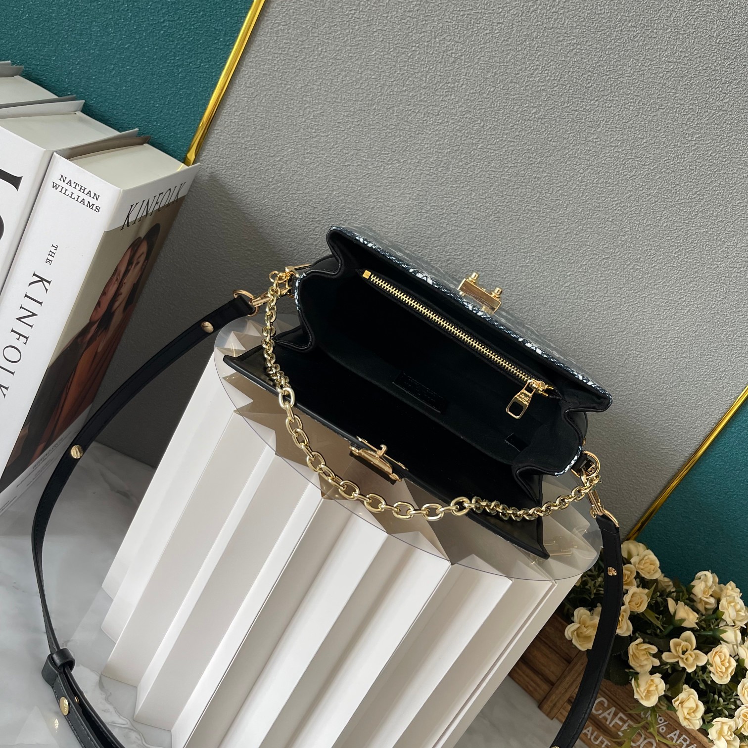 【LOUIS VUITTON 公式旗艦店】ルイヴィトン  斜めがけバッグ 当日出荷 好評に付き再入荷！21.5*6*13.5CM  240911