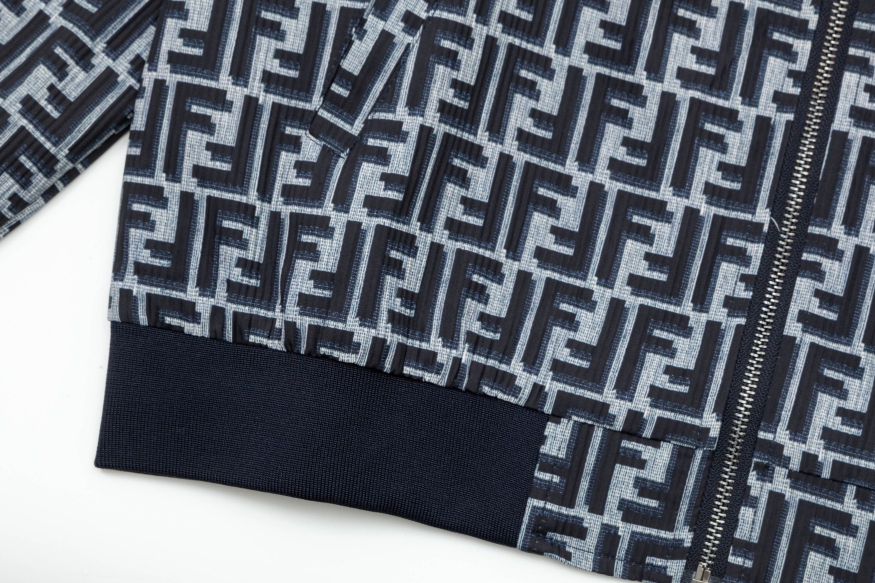 【FENDI】 フェンディ  ジャケット着  ご好評に付き再入荷！240921