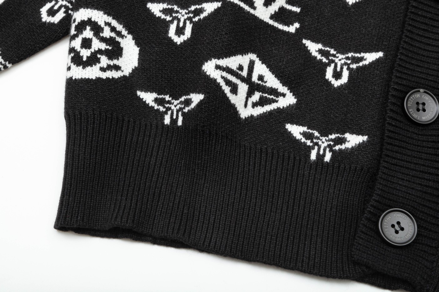 【LOUIS VUITTON 公式旗艦店】ルイヴィトン  セーター好評に付き再入荷！ 240927