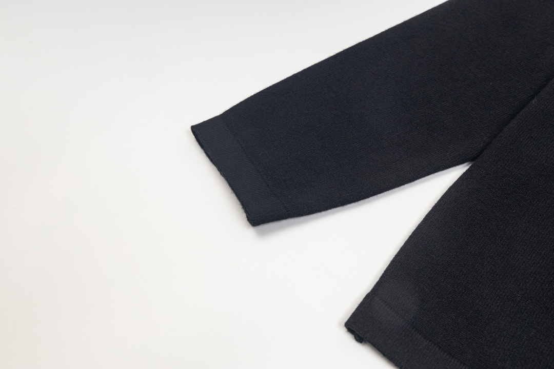 【DIOR 公式旗艦店】ディオール   セーター好評に付き再入荷！ 240929