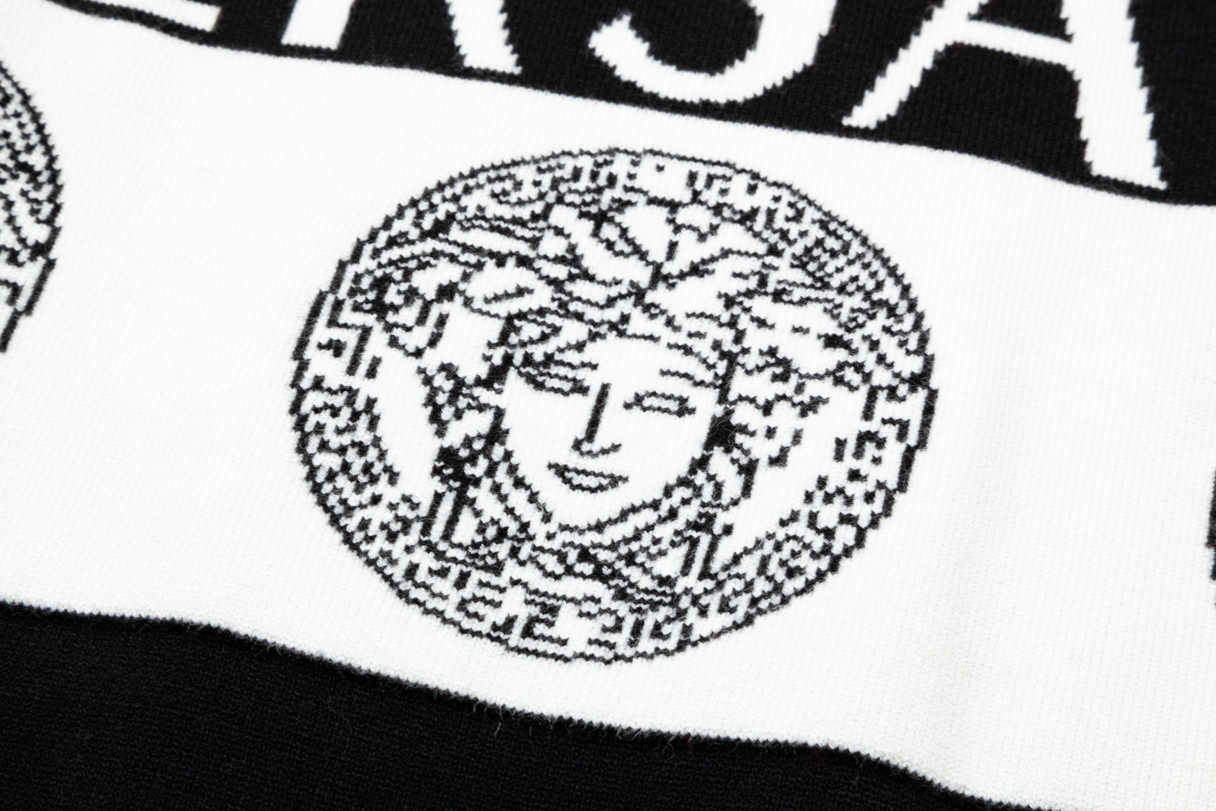 【VERSACE  公式旗艦店】ヴェルサーチ  セーター好評に付き再入荷！ 240930
