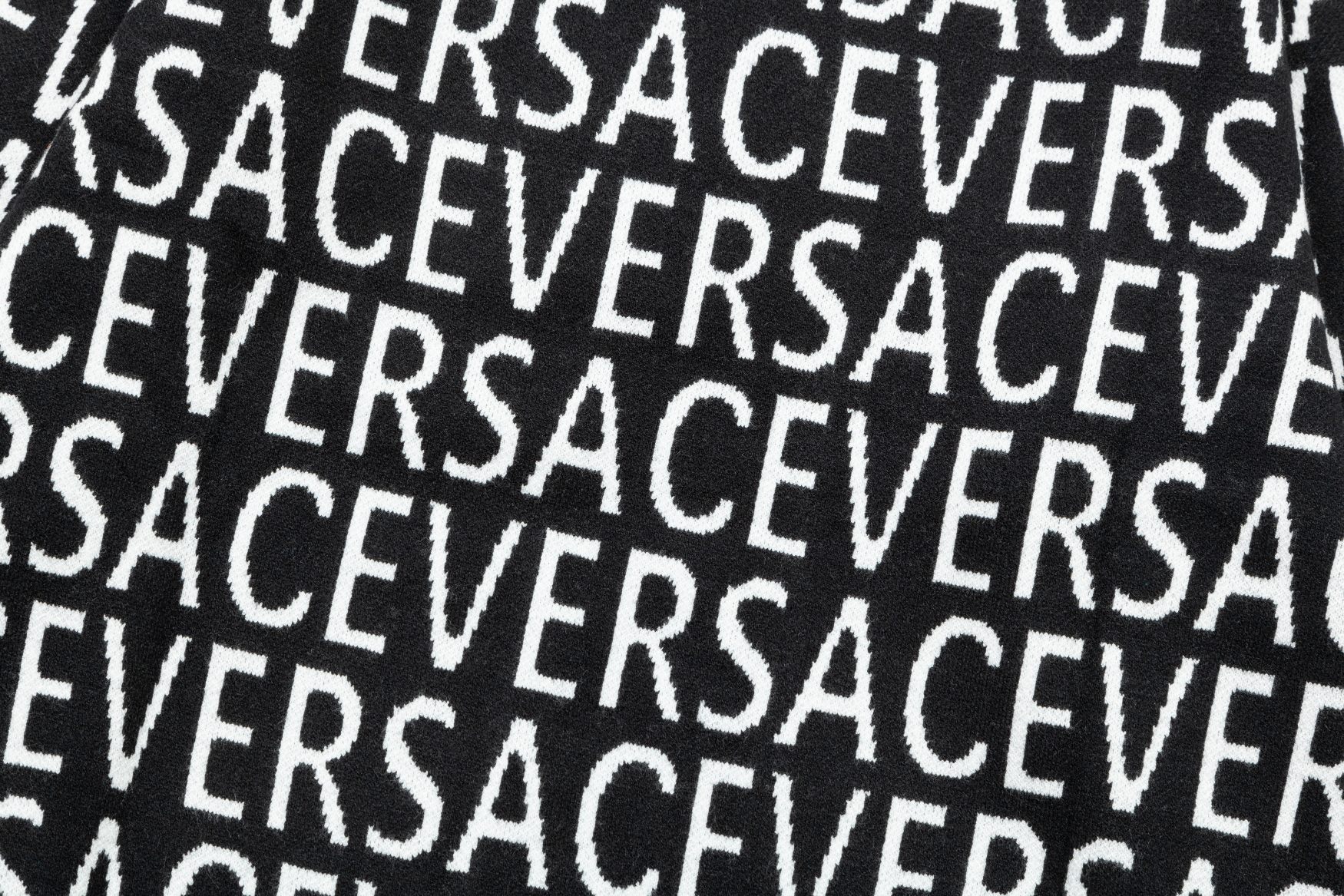 【VERSACE  公式旗艦店】ヴェルサーチ  セーター好評に付き再入荷！ 240930