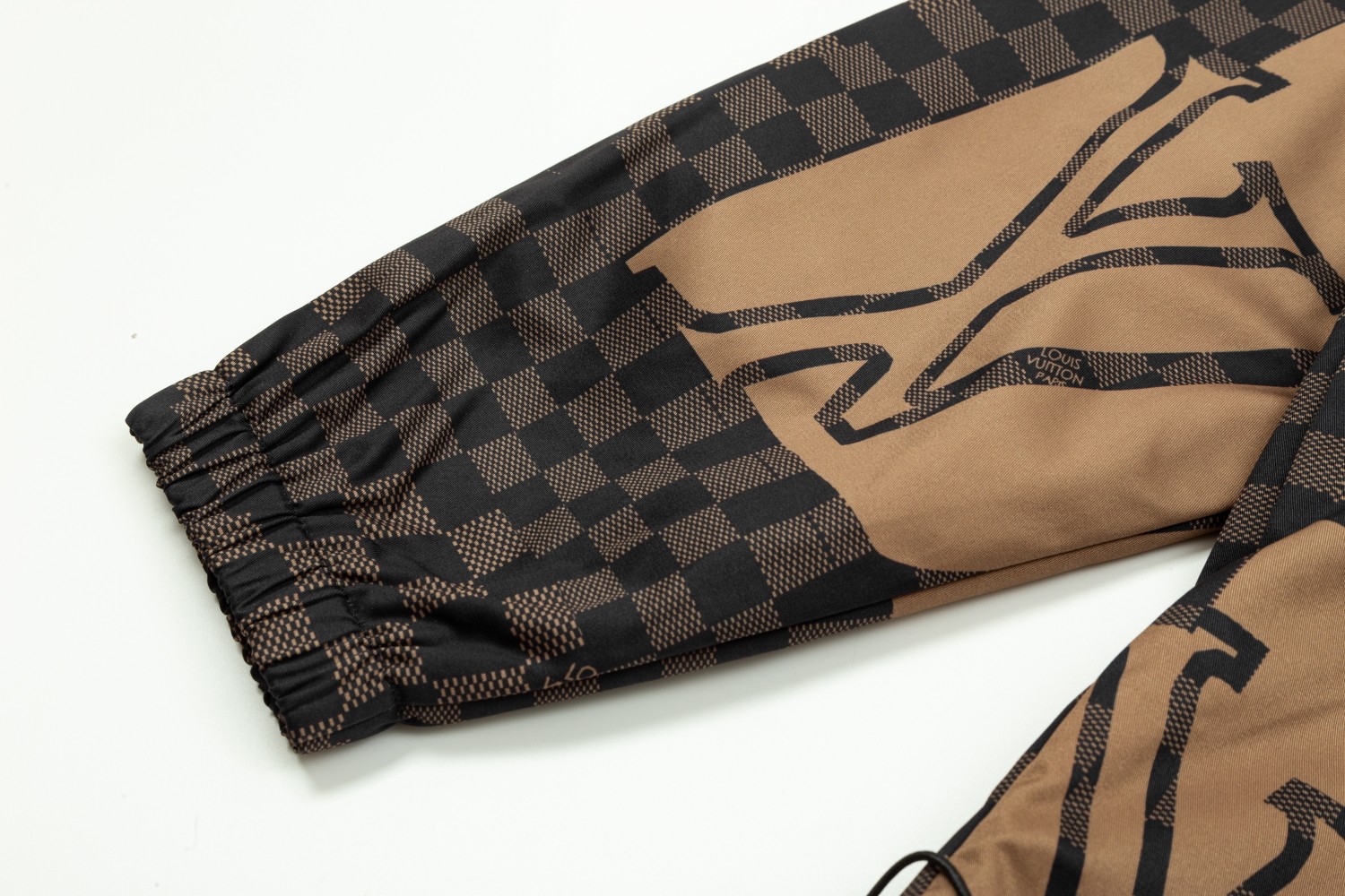 【LOUIS VUITTON 公式旗艦店】ルイヴィトン  ジャケット着 ご好評に付き再入荷！241021