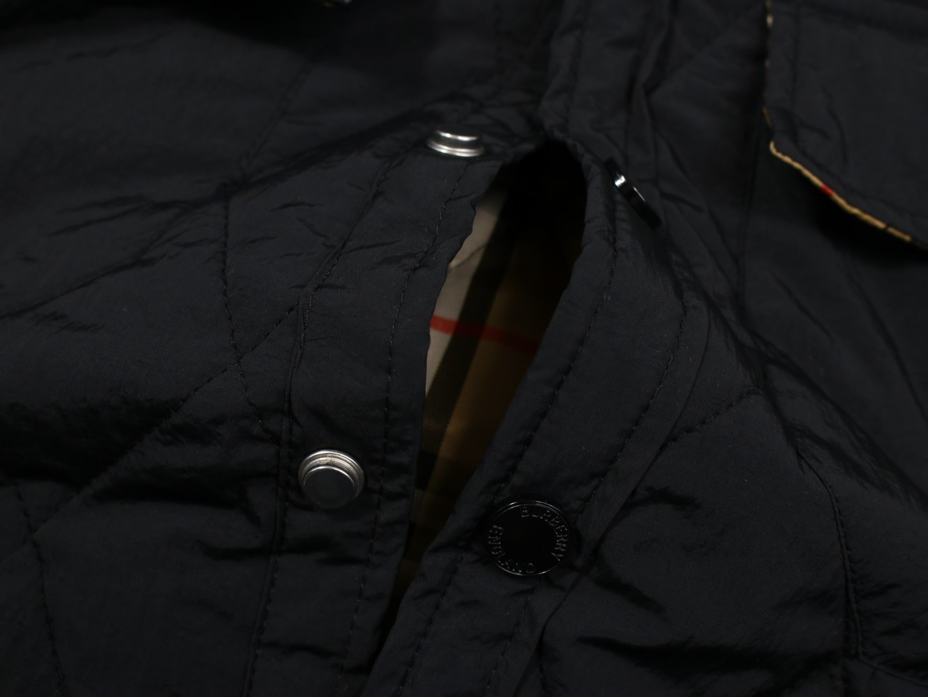 【BURBERRY  公式旗艦店】バーバリー  ジャケット着 ご好評に付き再入荷！241021