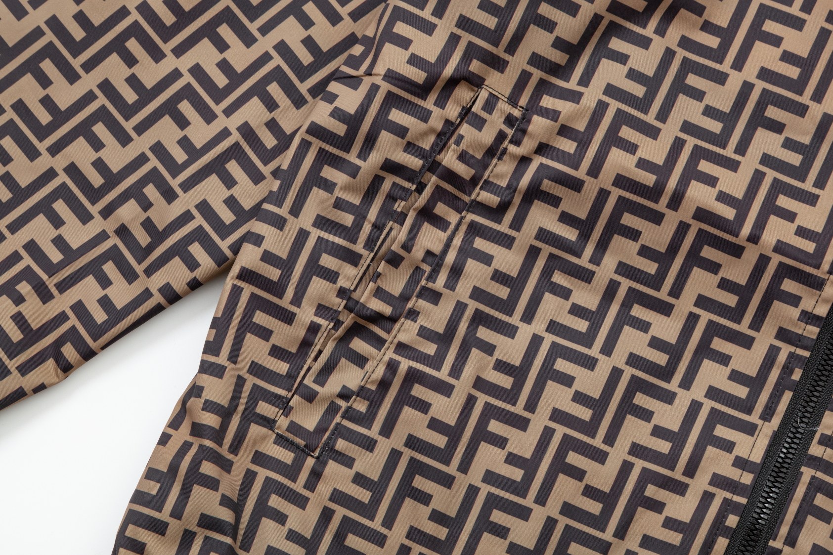 【FENDI 公式旗艦店】フェンディ ジャケット好評に付き再入荷！241029