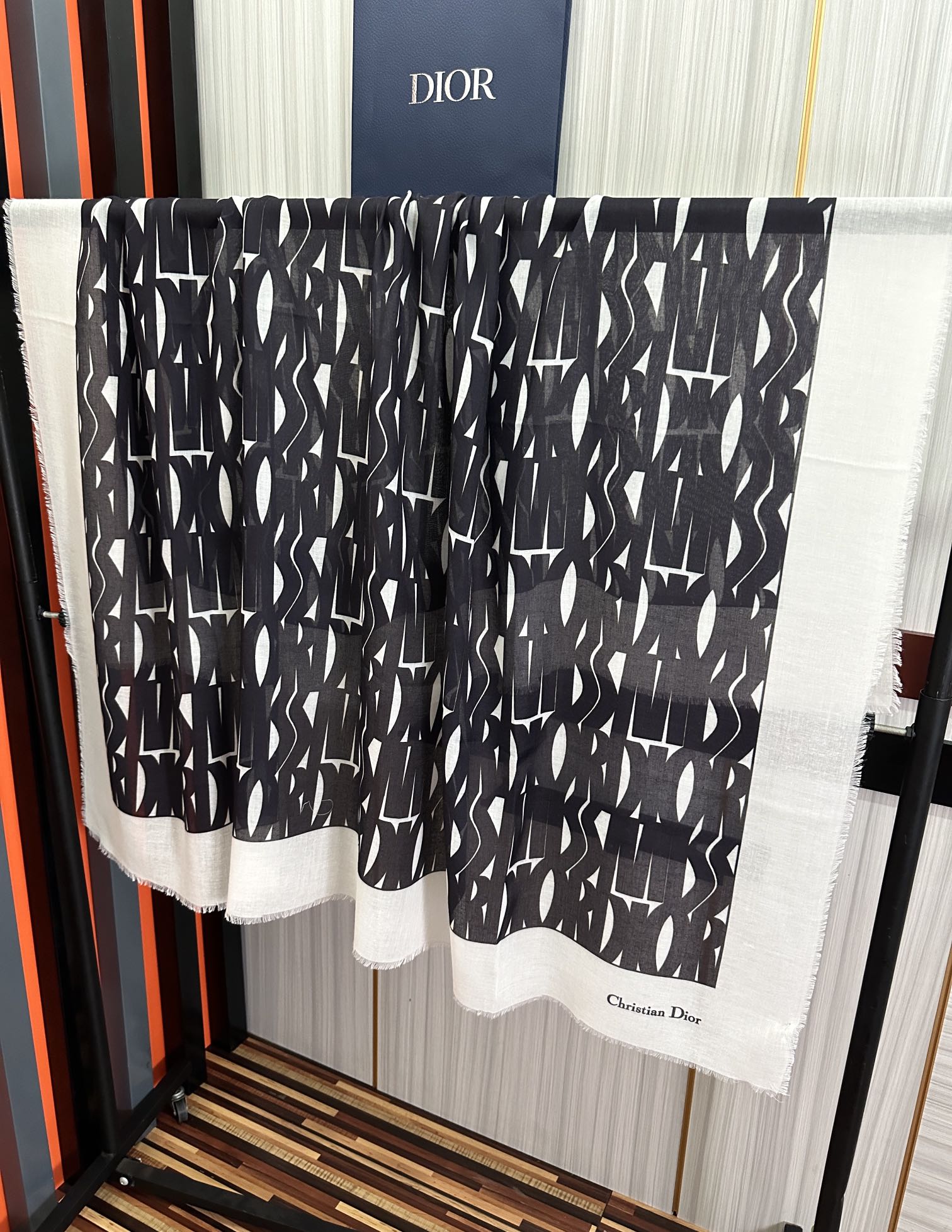 【DIOR  ディオール 】スカーフ  140*140cm  241108