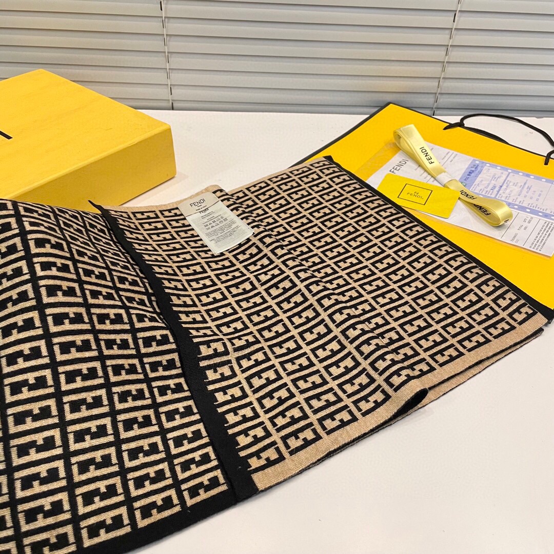 【FENDI  フェンディ】スカーフ32*200CM   241109