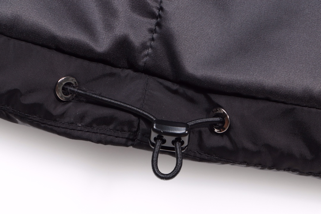 【LOUIS VUITTON  公式旗艦店】ルイヴィトン ダウンジャケット好評に付き再入荷！241112