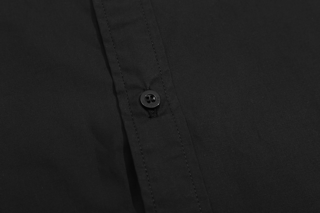 【BALENCIAGA 公式旗艦店】バレンシアガ   シャツ ご好評に付き再入荷  241119