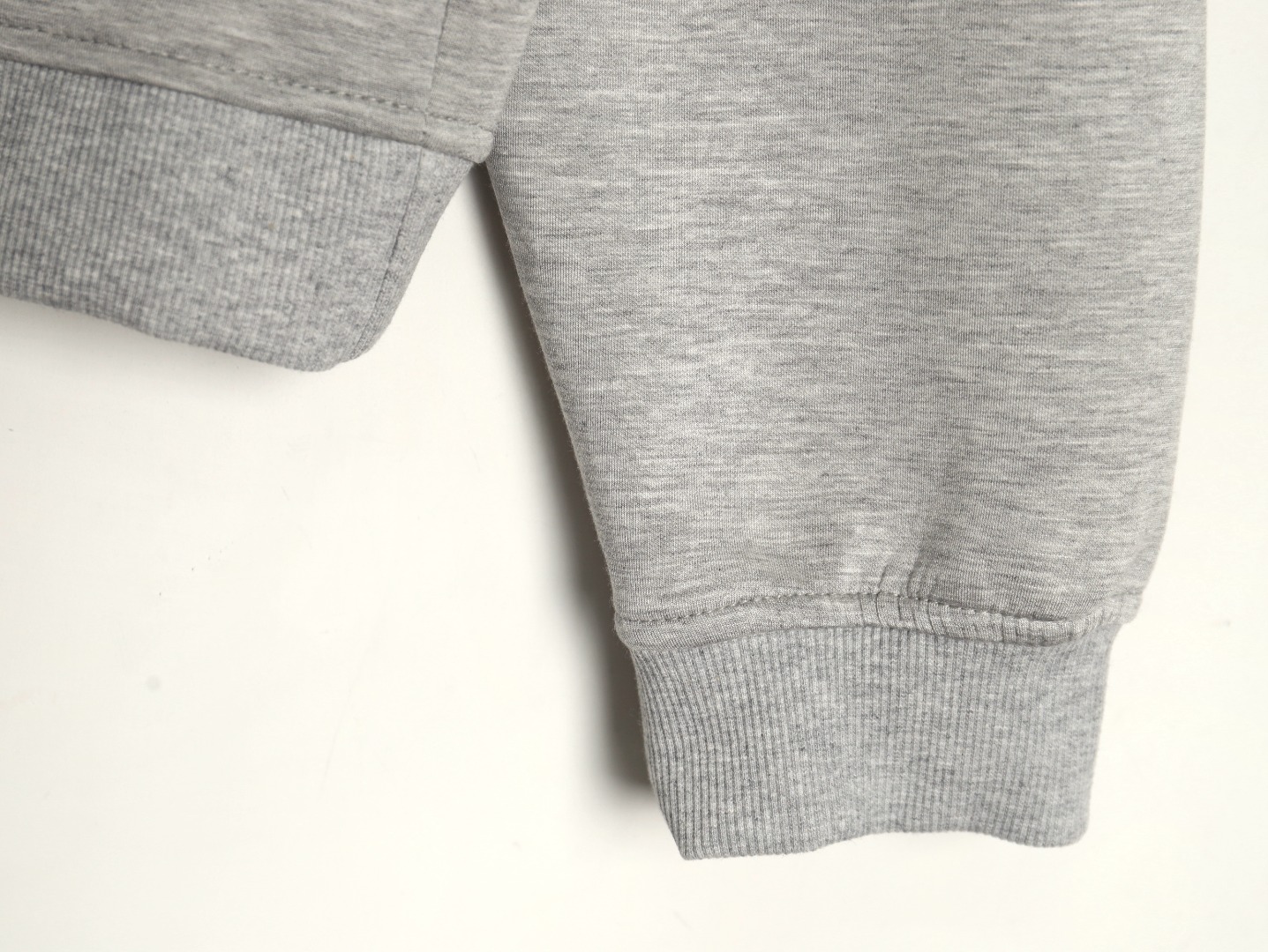 【Miumiu 公式旗艦店】ミュウミュウ  丸首の衛衣 スウェット ご好評に付き再入荷！241122