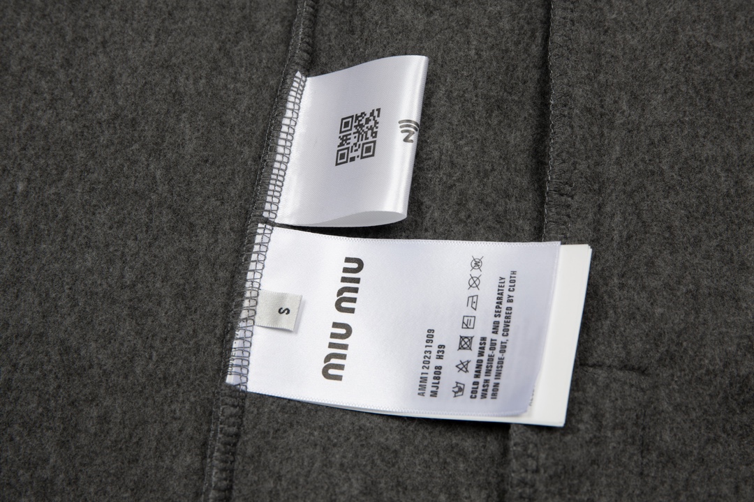 【Miumiu 公式旗艦店】 ミュウミュウ   ジャケット着  スウェット ご好評に付き再入荷！241122