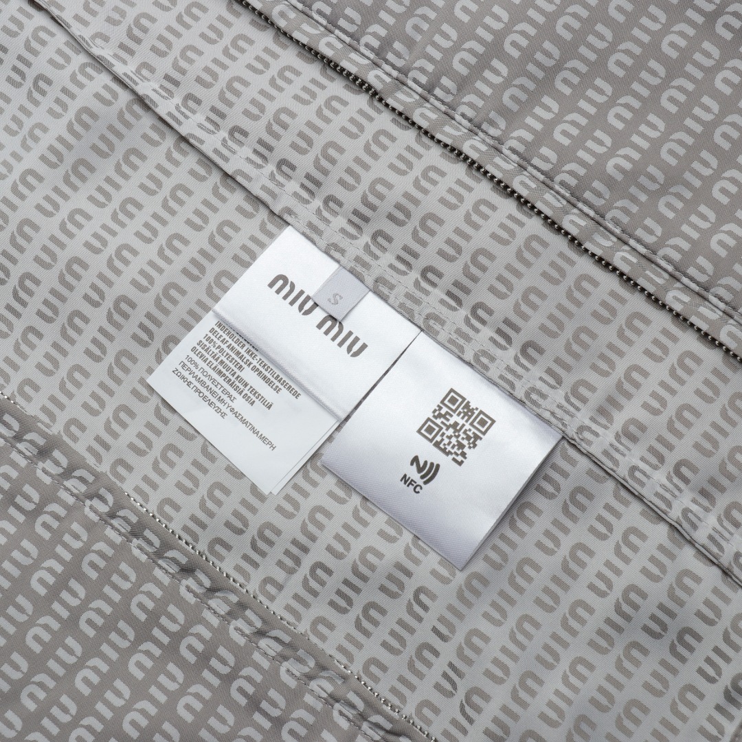 【Miumiu 公式旗艦店】 ミュウミュウ   ジャケット着  スウェット ご好評に付き再入荷！241122