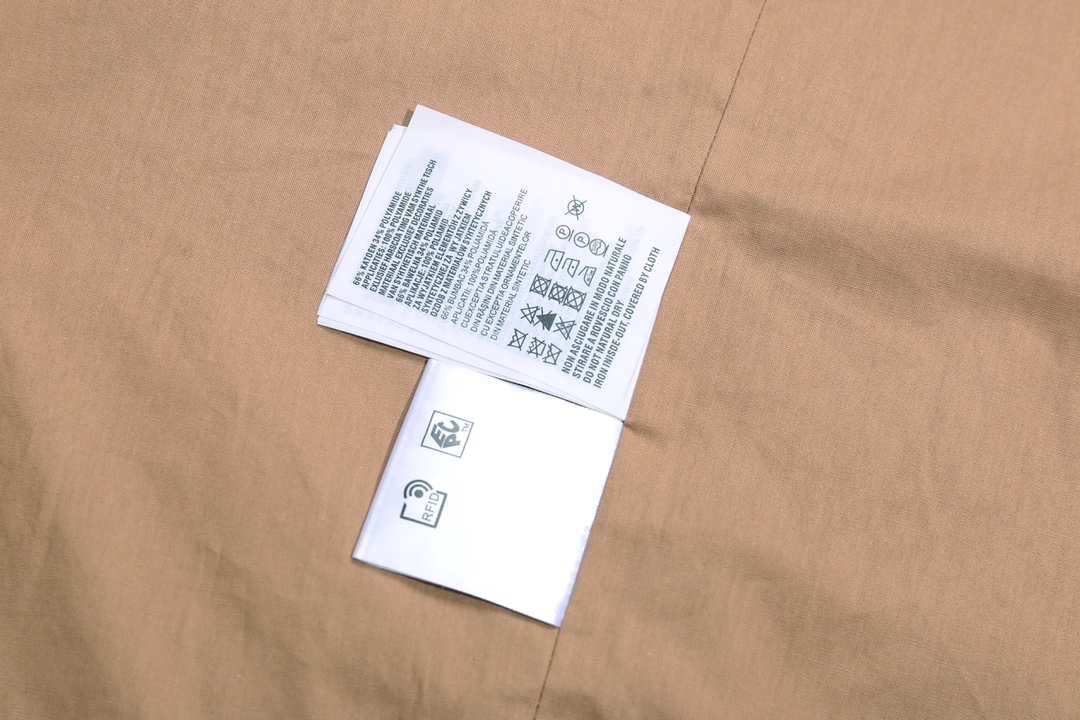 【Miumiu 公式旗艦店】 ミュウミュウ   ジャケット着  スウェット ご好評に付き再入荷！241122