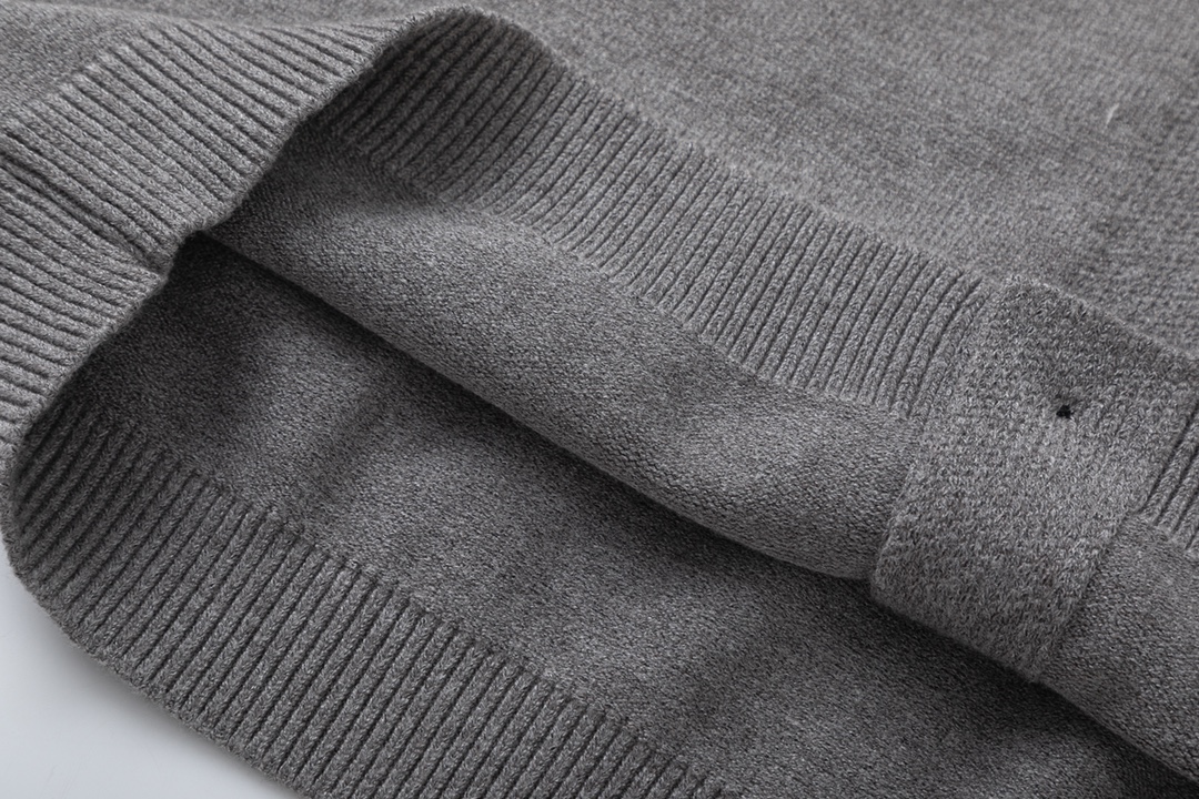 【Miumiu 公式旗艦店】ミュウミュウ  セーター好評に付き再入荷！ 241123