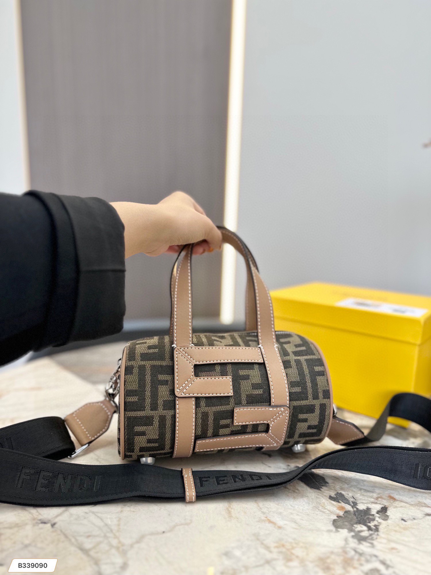【FENDI  公式 旗艦店】フェンディ  ショルダーバッグ  当日出荷 好評に付き再入荷！21*12CM