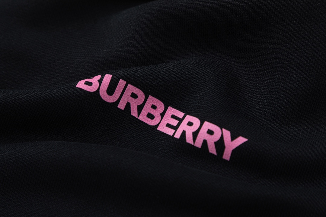 【BURBERRY  公式旗艦店】バーバリー パーカースウェットご好評に付き再入荷 240805