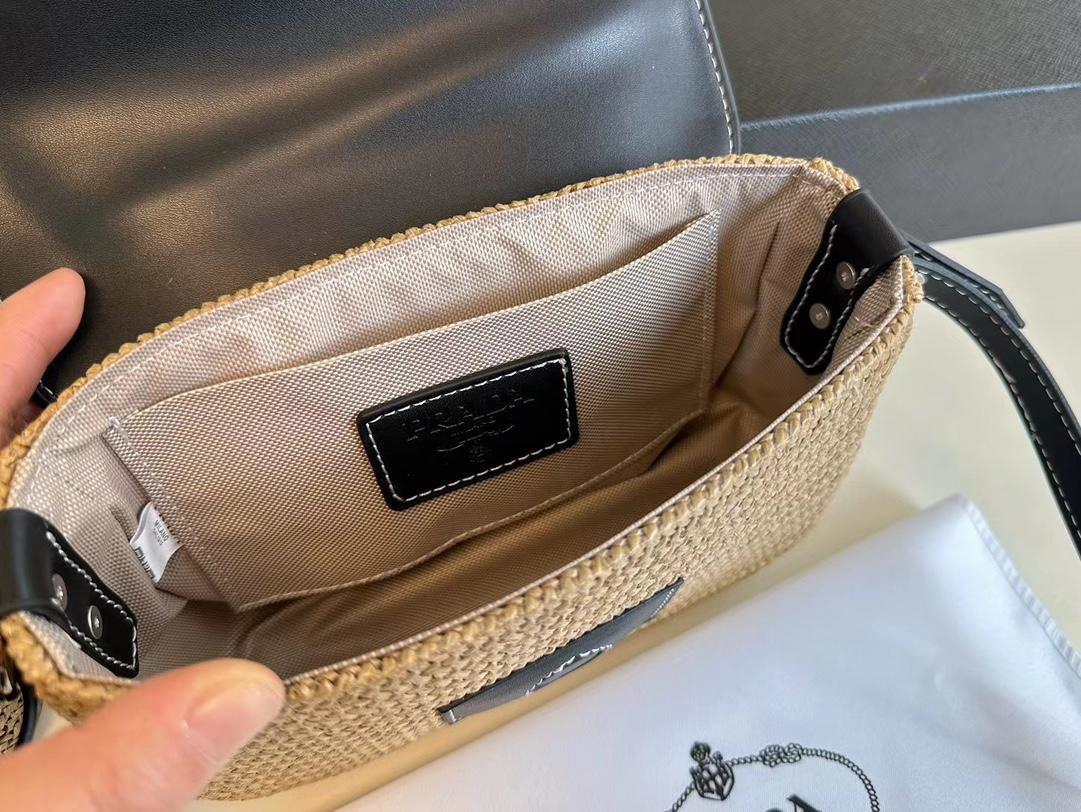 【PRADA  公式 旗艦店】プラダ  斜めがけバッグ 当日出荷 好評に付き再入荷！26*16CM 240719