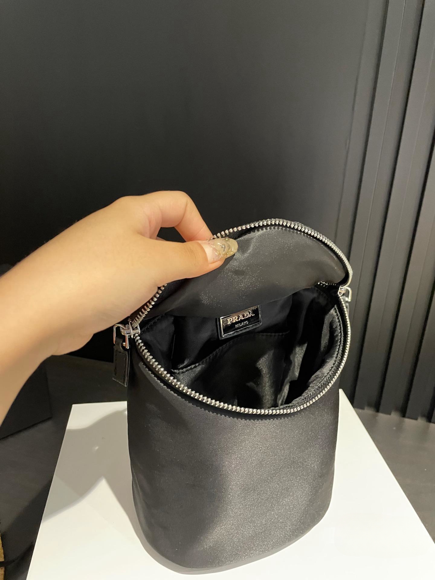 【PRADA  公式 旗艦店】プラダ  斜めがけバッグ 当日出荷 好評に付き再入荷！20*16CM  240719