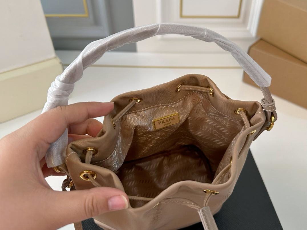 【PRADA  公式 旗艦店】プラダ  ハンドバッグ 当日出荷 好評に付き再入荷！16*19CM  240719