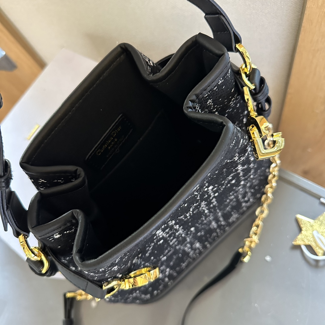 【DIOR公式旗艦店】ディオール  ハンドバッグ   当日出荷 好評に付き再入荷！24CM 240720