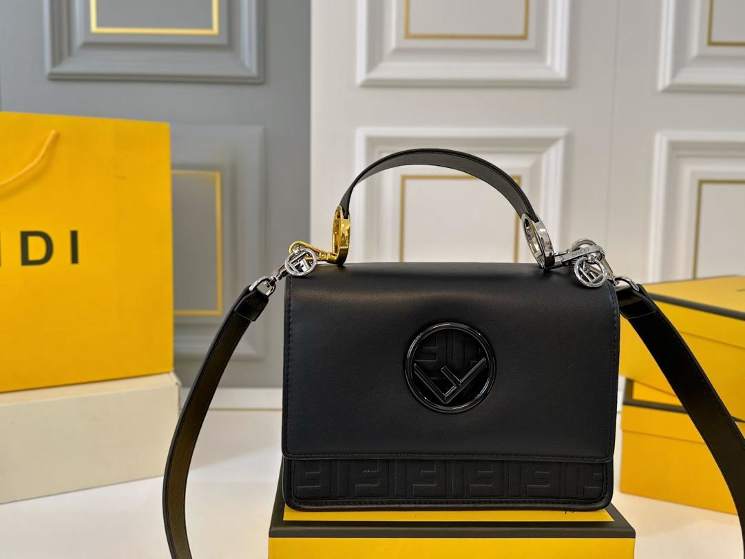 【FENDI  公式旗艦店】フェンディ 斜めがけバッグ  当日出荷 好評に付き再入荷！25*18CM  240720