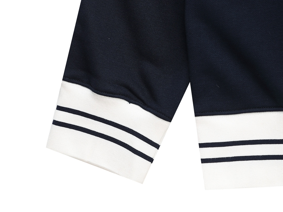 【GUCCI  公式旗艦店】グッチ  丸首の衛衣 スウェットご好評に付き再入荷 240828