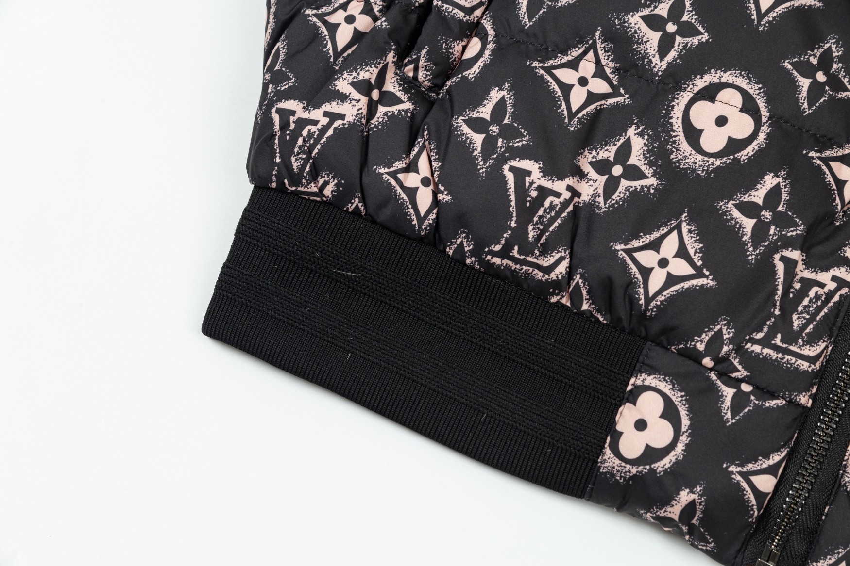 【LOUIS VUITTON 公式旗艦店】ルイヴィトン ダウンジャケット ご好評に付き再入荷！