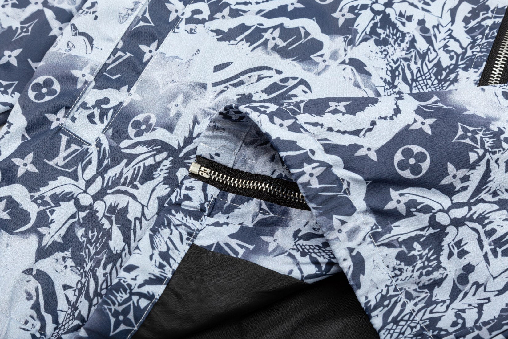 【LOUIS VUITTON 公式旗艦店】ルイヴィトン  ジャケット着 ご好評に付き再入荷！241021