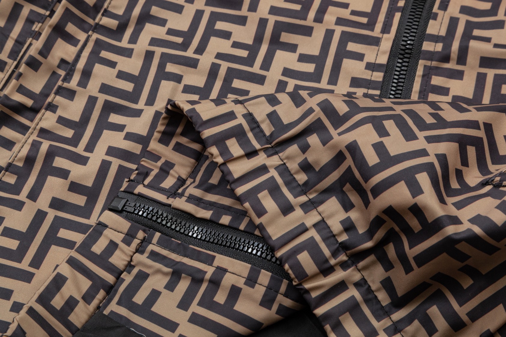 【FENDI 公式旗艦店】フェンディ ジャケット好評に付き再入荷！241029