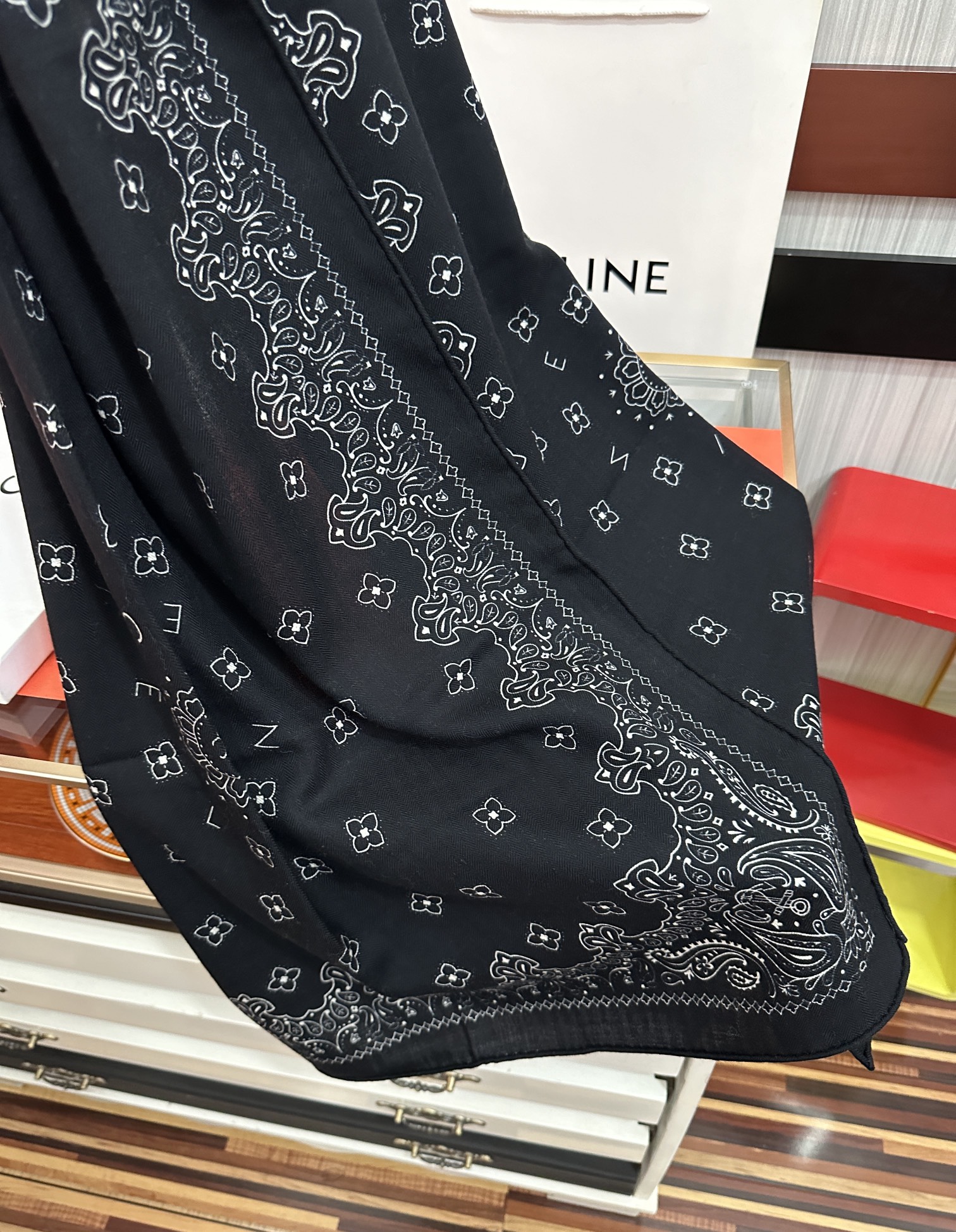 【CELINE セリーヌ】スカーフ 65*185CM  241108