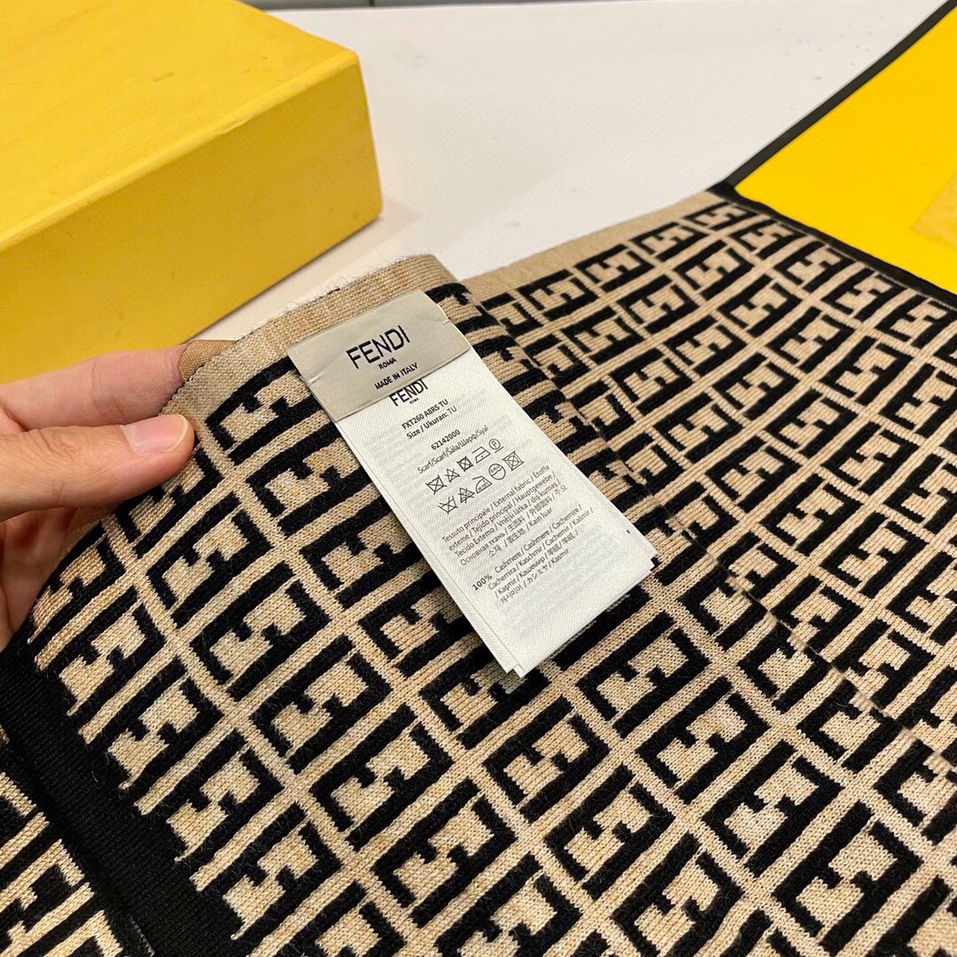 【FENDI  フェンディ】スカーフ32*200CM   241109