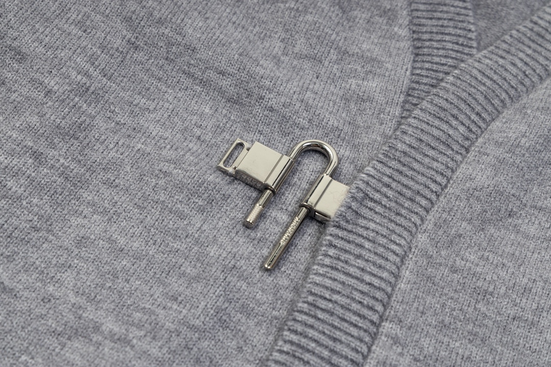 【GIVENCHY   公式旗艦店】ジバンシー   セーター好評に付き再入荷！241115