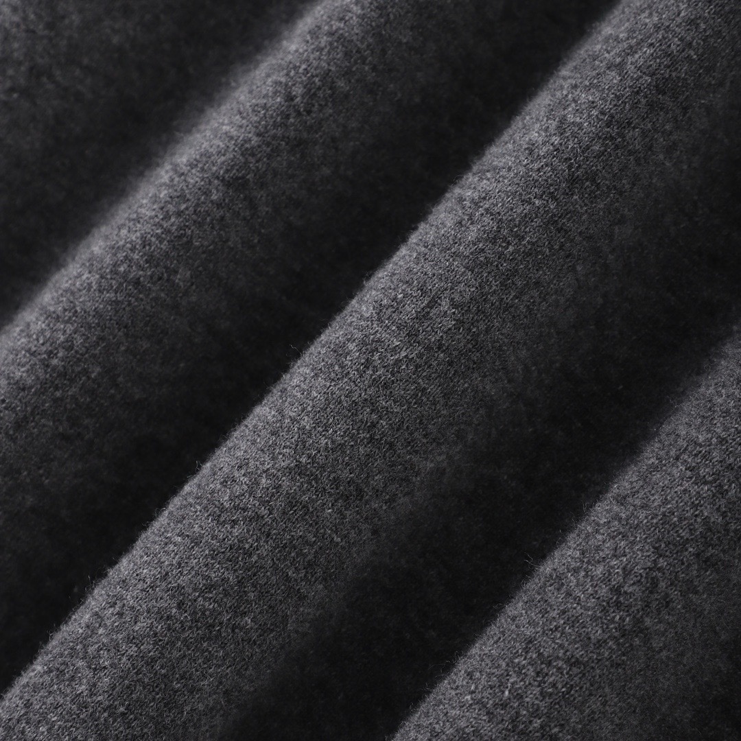 【Miumiu 公式旗艦店】ミュウミュウ  セーター好評に付き再入荷！ 241123