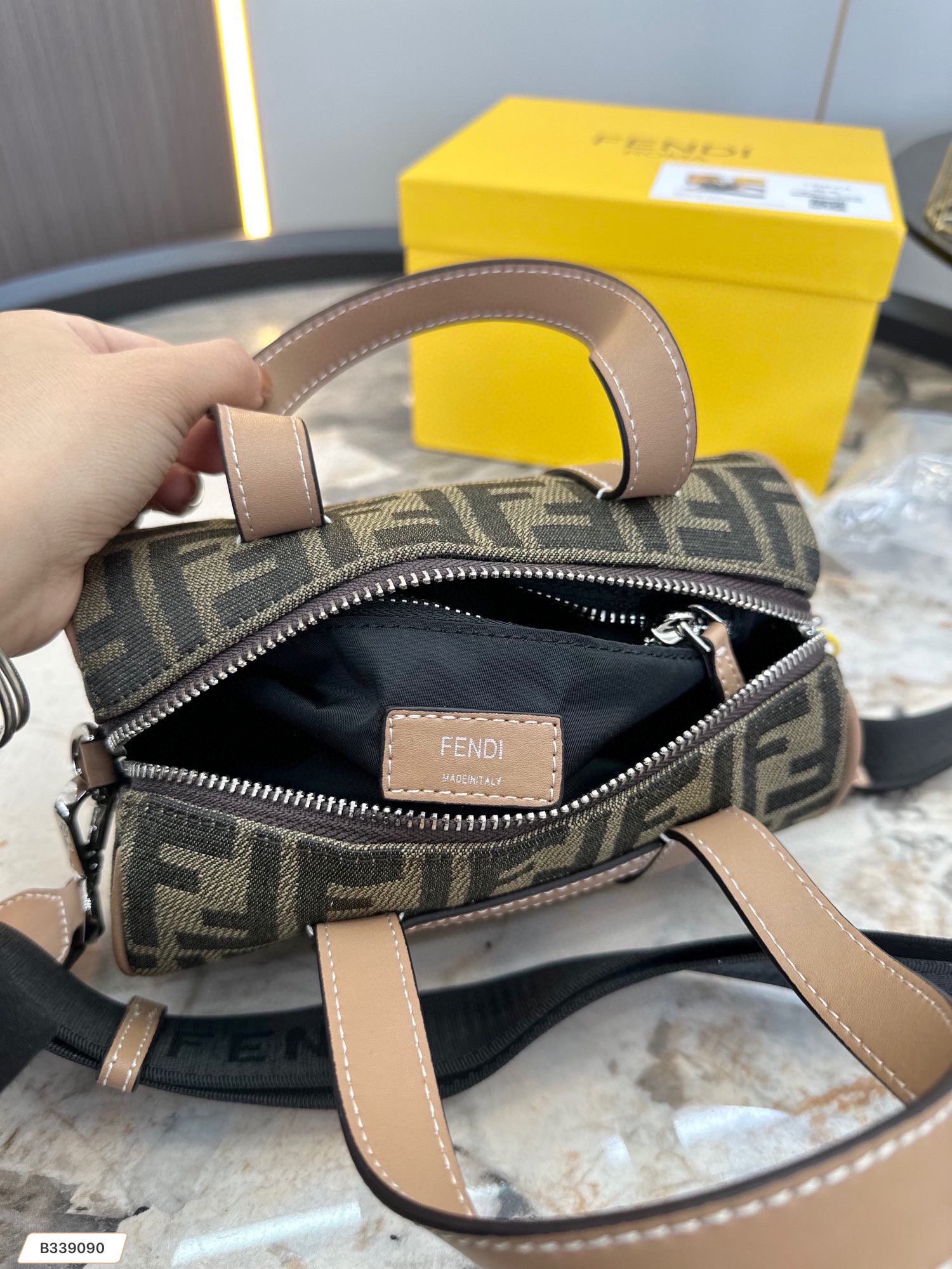 【FENDI  公式 旗艦店】フェンディ  ショルダーバッグ  当日出荷 好評に付き再入荷！21*12CM