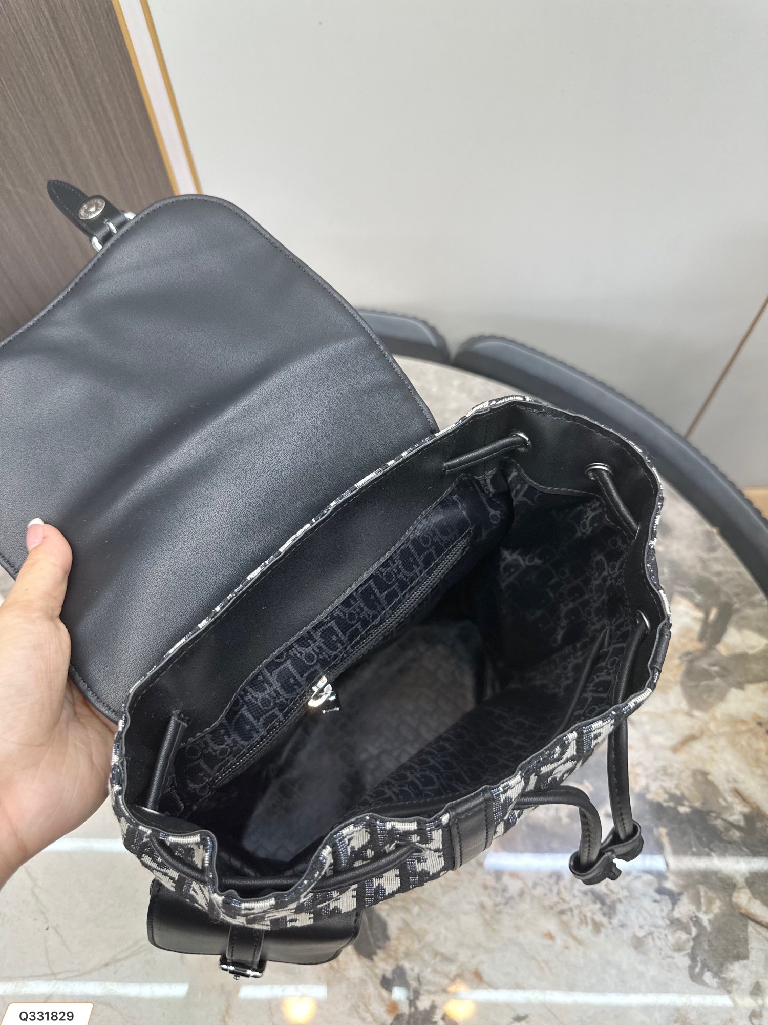 【DIOR  公式 旗艦店】ディオール  リュックサック   当日出荷 好評に付き再入荷！24*28CM